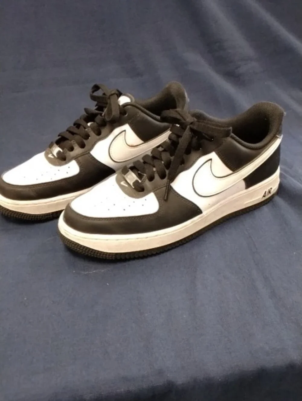 Nike Men’s Low-Top Black and White Sneakers 8.5